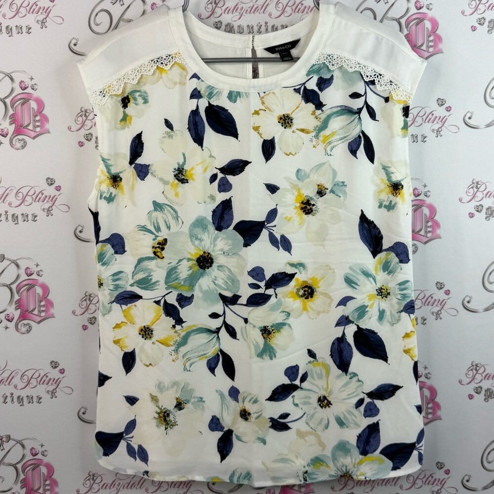 RW&CO. T-shirt top flowers Women's Floral Short Sleeve Top - White and Blue